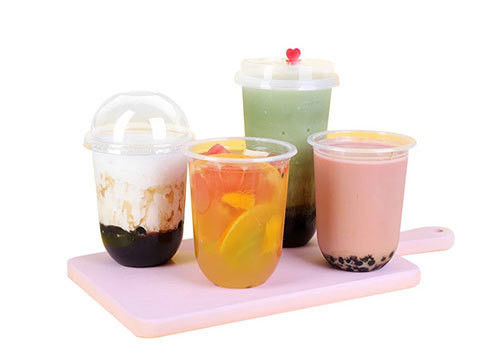 Un buen precio. Tazas de plástico en forma de U con tapas para té, café, vino y jugos en línea