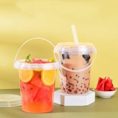 Un buon prezzo. Coppe di plastica in PP trasparenti con maniglia a tappo usa e getta in linea