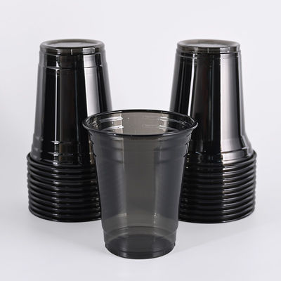 Un buon prezzo. Tazze di plastica in PET per caffè ghiacciato con coperchio nero chiaro per bevande da asporto in linea